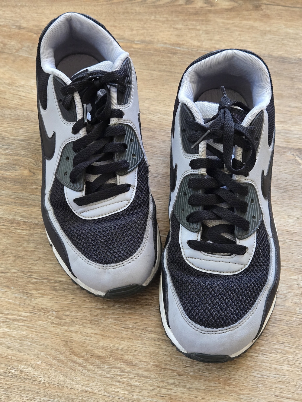 Men's NIKE Air Max- Size 11 Black And Gray Sneakers